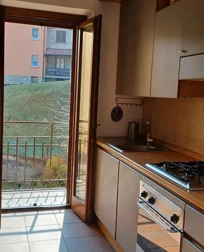 Luminoso Tra I Rami Del Di Como, Apartment Sormano