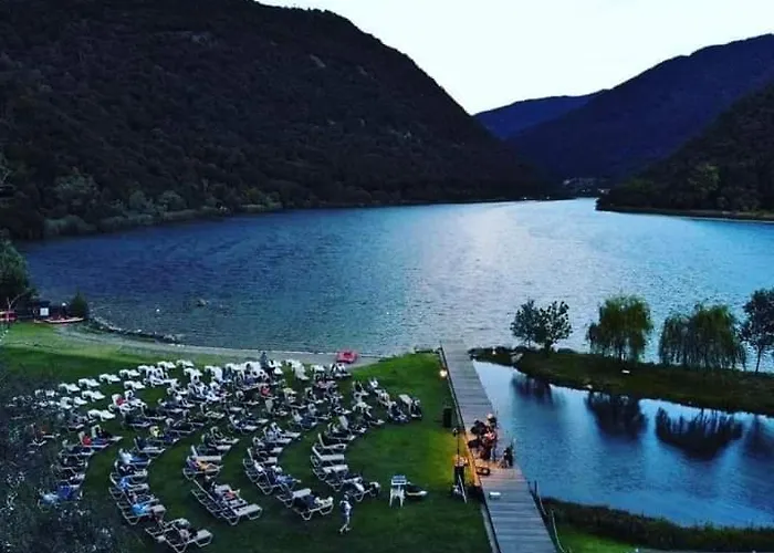 Luminoso Tra I Rami Del Di Como,