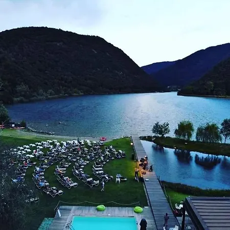 Luminoso Tra I Rami Del Di Como,